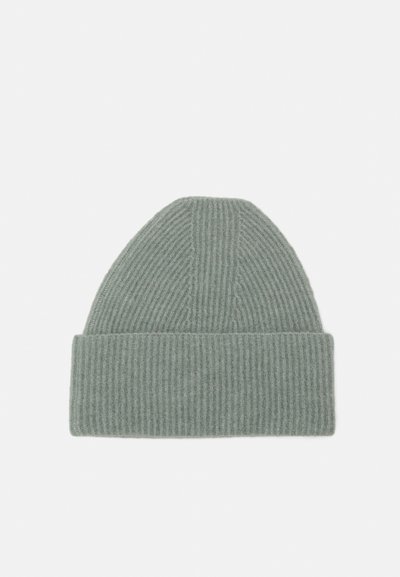 Beanie a coste di colore verde chiaro, realizzato in materiale morbido, con una corona rastremata e un orlo arrotolato alla base.