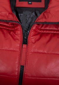 Rote Lederjacke mit einem Reißverschluss vorne, gestepptem Design, elastischen Kanten und einer glatten Textur, mit einem schwarzen Reißverschluss und Innenfutter.