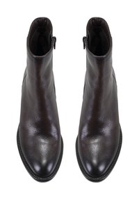 Bottines en cuir marron avec une texture lisse, bout rond, fermeture éclair sur le côté, sans embellissements visibles. Design simple et fonctionnel.