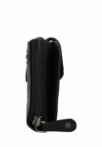 Portafoglio nero con cerniera, realizzato in materiale testurizzato, caratterizzato da un profilo sottile con cerniera laterale e una linguetta in pelle nera.