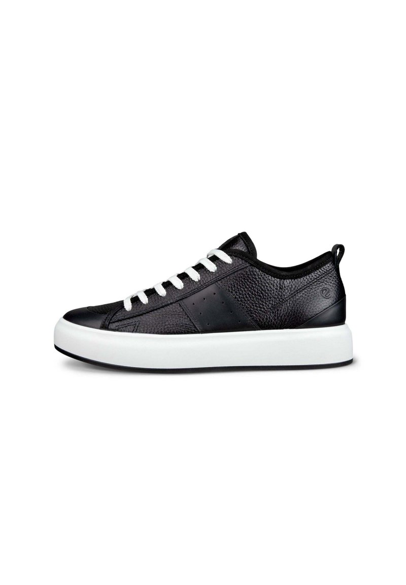 Sneaker in pelle nera con superficie testurizzata, lacci bianchi e suola bianca spessa. Presenta fori laterali e un accento nero vicino al tallone.