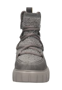 Grauener Stiefel mit einer strukturierten, flauschigen Oberseite, glatten Wildlederakzenten, dicker, gemusterter Sohle und runden Schnürsenkeln. Zuglasche an der Rückseite für ein einfaches Anziehen.