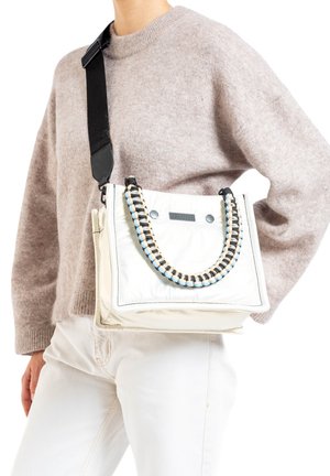 Sac bandoulière en matériau blanc cassé avec un design matelassé. Doté d'une poignée tressée avec des accents bleus et noirs. Forme plate et compacte.
