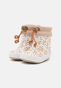 Bottes de pluie en caoutchouc pour enfants avec motifs de feuilles orange et pois, poignets en tissu beige et fermetures à cordon marron, sur fond blanc.