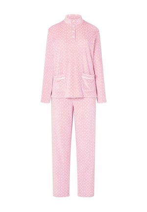Conjunto de pijama de forro polar rosa con mangas largas, cuello tipo camisa y dos bolsillos frontales, con un pequeño patrón de corazones en toda la prenda.