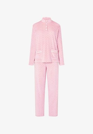 Conjunto de pijama de forro polar rosa con mangas largas, cuello tipo camisa y dos bolsillos frontales, con un pequeño patrón de corazones en toda la prenda.