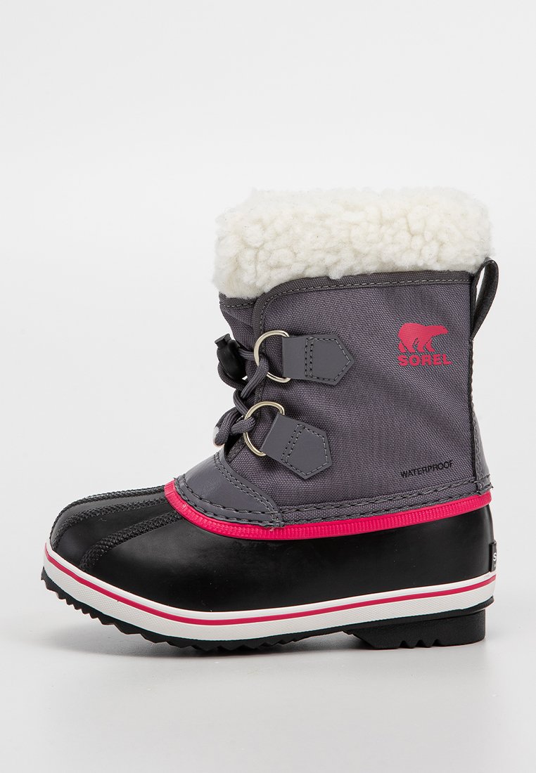 Wasserdichte Winterstiefel aus grauem Stoff und schwarzem Gummi. Mit einem weißen Kunstfellfutter, pinken Akzenten und einer Schnürung.