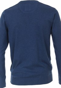 Granatowy sweter z długimi rękawami, okrągłym dekoltem i ribbowanym wykończeniem. Wykonany z miękkiego materiału o gładkiej fakturze. Brak widocznych wzorów lub zdobień.