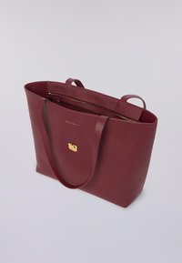 Borsa a tracolla bordeaux realizzata in finta pelle liscia, con due manici, una chiusura superiore con zip e un accento in hardware dorato sulla parte anteriore.