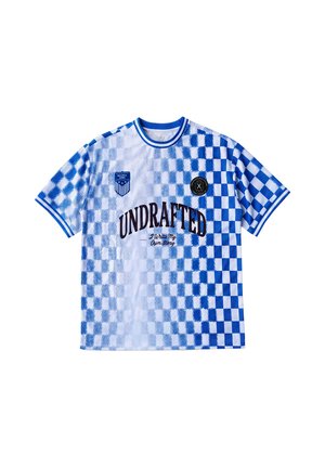 Koszulka sportowa z krótkim rękawem w niebiesko-biały zniekształcony wzór w kratę, tekst "UNDRAFTED" i dwie małe naszywki z logo na piersi.