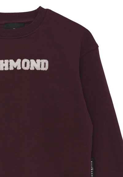 Felpa bordeaux con la scritta "RICHMOND" in lettere bianche testurizzate sul petto e un'etichetta laterale con dettagli di branding.