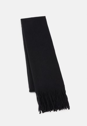 Écharpe en laine noire pliée avec des extrémités frangées torsadées sur un fond blanc uni.