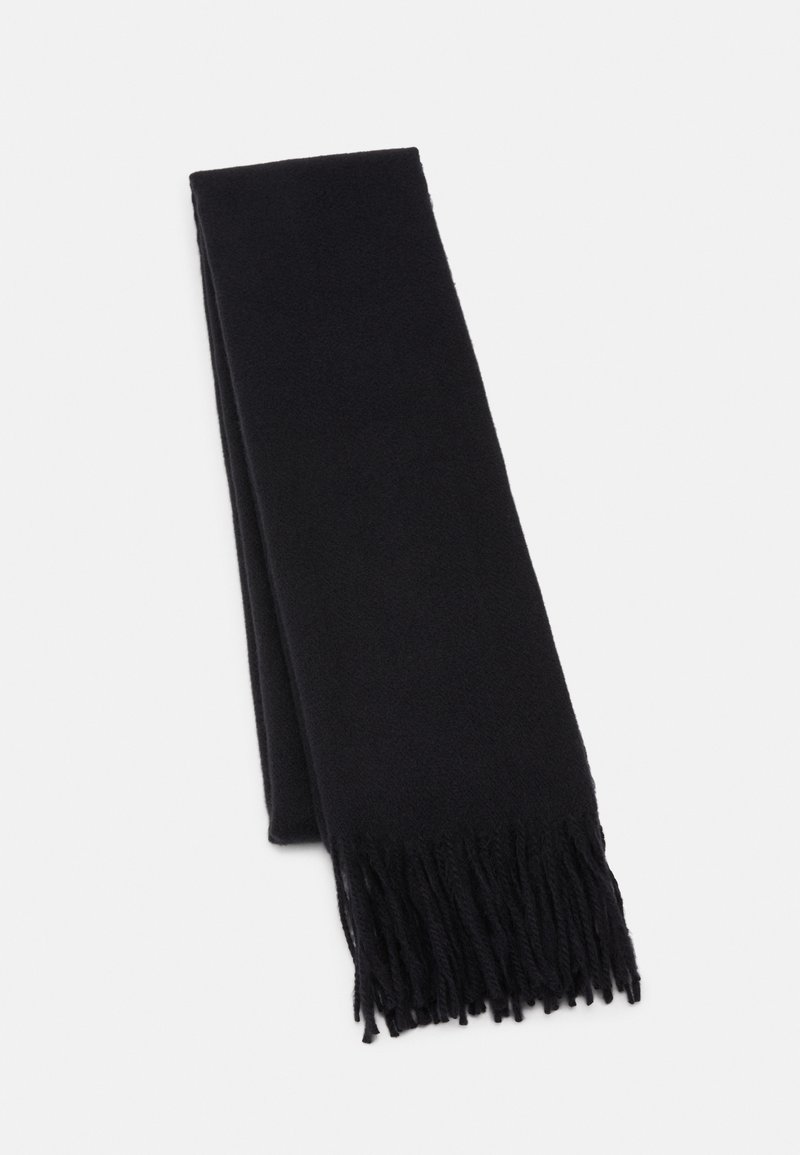 Écharpe en laine noire pliée avec des extrémités frangées torsadées sur un fond blanc uni.