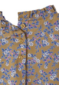 Blumenbluse aus braunem Stoff mit blauen und rosa Blumen. Mit einem Rüschkragen und goldenen Knöpfen entlang der Vorderseite. Flache Textur.