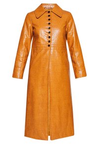 Cappotto lungo in pelle arancione con texture a coccodrillo, bottoni neri sulla parte anteriore, ampio colletto, maniche lunghe e due tasche laterali.