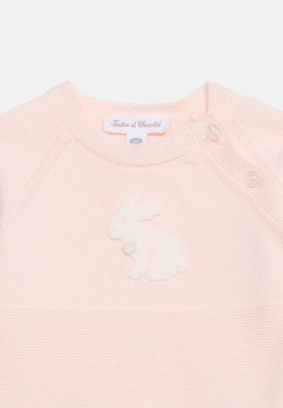 Ροζ απαλό παιδικό πουλόβερ με λευκή υφασμάτινη εφαρμογή κουνελιού στο μπροστινό μέρος και δύο κουμπιά στον ώμο, μέγεθος 3 μηνών.