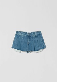 Skorts de mezclilla, azules, con diseño plisado y dobladillo deshilachado, que cuentan con un cierre de botón clásico y bolsillos frontales. Textura suave y estilo casual.