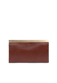 Portafoglio in pelle marrone con finitura testurizzata, dotato di una chiusura in metallo color oro nella parte superiore. Forma rettangolare slanciata, design minimalista.