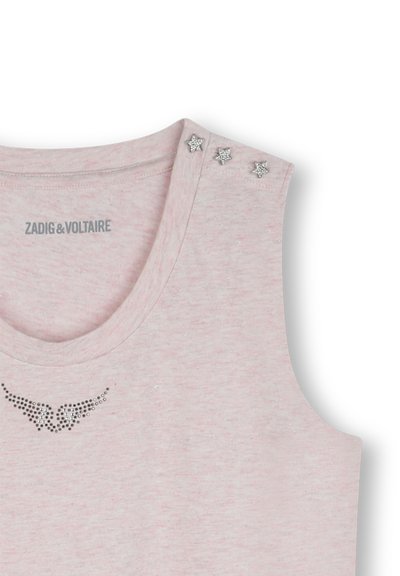 Haut sans manches rose clair avec un col rond, présentant des embellissements en forme d'étoile argentée sur l'épaule et un design de ailes en strass sur la poitrine.