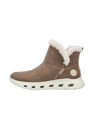 Bottine en suede marron avec col en fausse fourrure blanche, couture minimaliste, accent de logo et semelle blanche légère avec des trous de ventilation.