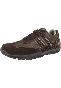 Baskets de sport en suède marron avec une surface texturée, des rayures claires contrastantes et une semelle en caoutchouc. Lacets et détail du logo sur le côté.