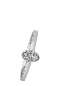 Bague en argent avec une bande lisse et un sertissage ovale comportant plusieurs pierres précieuses rondes et transparentes, disposées en un éclatant ensemble.