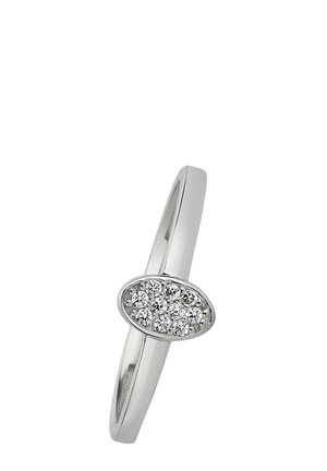 Bague en argent avec une bande lisse et un sertissage ovale comportant plusieurs pierres précieuses rondes et transparentes, disposées en un éclatant ensemble.