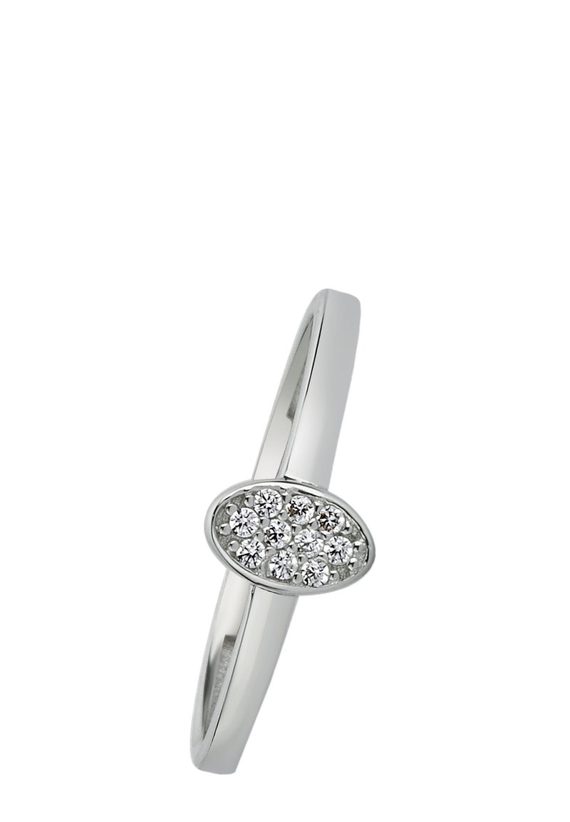 Bague en argent avec une bande lisse et un sertissage ovale comportant plusieurs pierres précieuses rondes et transparentes, disposées en un éclatant ensemble.