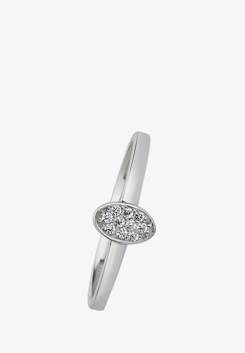 Bague en argent avec une bande lisse et un sertissage ovale comportant plusieurs pierres précieuses rondes et transparentes, disposées en un éclatant ensemble.