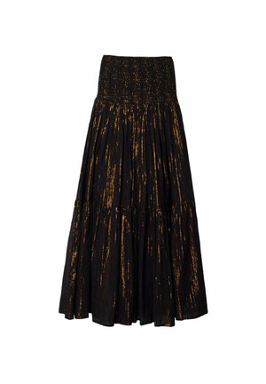 Falda maxi negra con cinturilla fruncida, que presenta acentos metálicos dorados y un diseño en capas para agregar textura y volumen.