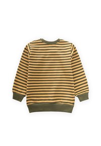 Svītrains džemperis ar maiņojošām dzeltenām un olīvu zaļām svītrām, izgatavots no mīkstas kokvilnas ar ribotiem rokturiem un apkakli.