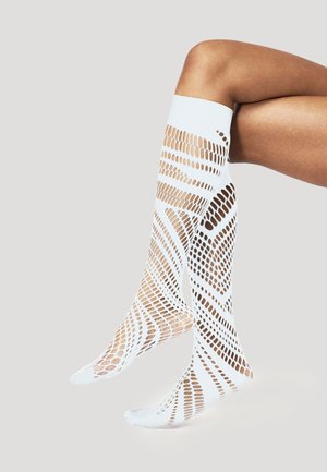 Calze fino al ginocchio realizzate in un materiale a rete bianca, caratterizzate da un intricato motivo a intaglio, con una texture liscia e un design aderente.