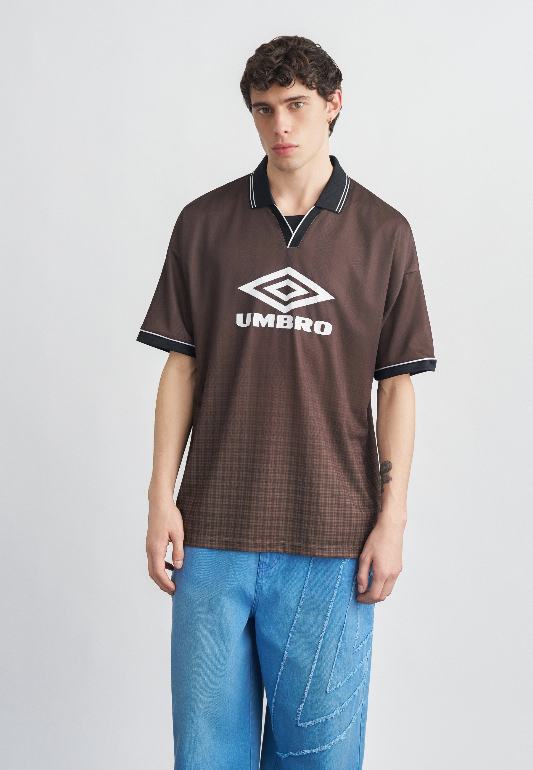 Umbro BOXY FOOTBALL SHIRT - Print T-shirt - brown/black - Zalando