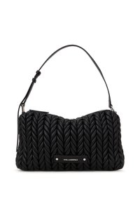 Sac à main noir en matériau synthétique tressé. Présente un design incurvé, une bandoulière amovible et une plaque logo bien visible à l'avant.