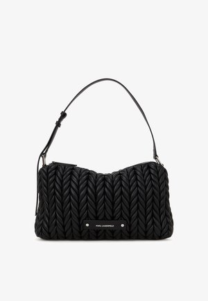 Musta käsilaukku, joka on valmistettu punotusta synteettisestä materiaalista. Ominaisuuksiin kuuluu kaareva muotoilu, irrotettava olkahihna sekä huomattava logopainatus edessä.