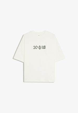 T-shirt blanc à manches courtes avec texte en style gothique noir "20" et "10", séparés par un symbole floral décoratif au centre devant.