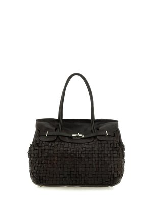Borsa a mano in pelle nera con trama intrecciata sul davanti e doppi manici superiori, con chiusura a fermaglio color argento.