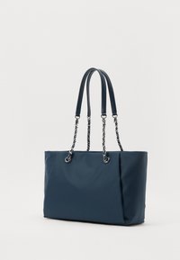 Borsa a spalla blu navy con texture liscia, due manici in pelle e spallacci accentuati da catena. Ha una forma rettangolare e un ampio interno.