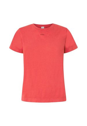 T-shirt rosso corallo realizzato in morbido cotone. Presenta un colletto a girocollo e maniche corte. Il nome del marchio "PINKO" è stampato in modo discreto sul petto.
