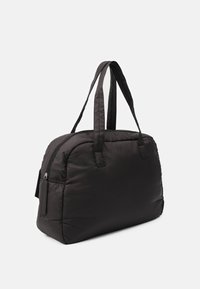 Černá quiltovaná nylonová taška s dvojitými ramenními popruhy, obdélníkový tvar, zipové uzavření a boční kapsa pro další úložiště.