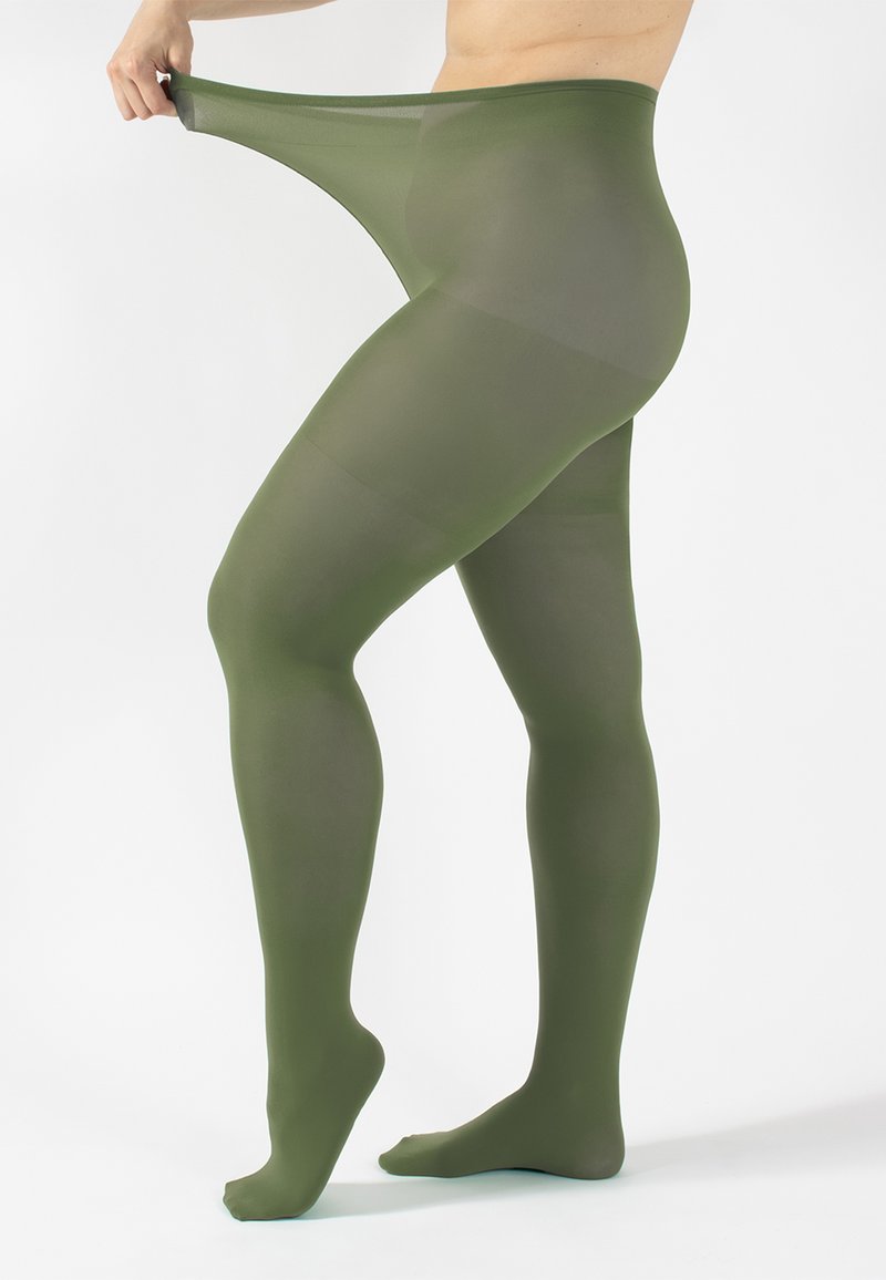 Collant verde semitrasparenti che vengono sistemati, mostrando una consistenza liscia e una vestibilità aderente. Il design presenta uno stile a vita alta.