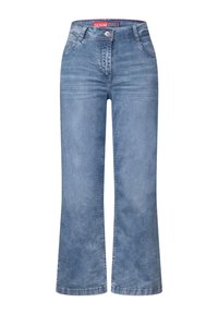 Jeans de mezclilla azul claro de pierna ancha con cintura alta, bolsillos frontales y un ligero desvanecimiento. Presenta un cierre de botón y pasadores para cinturón.