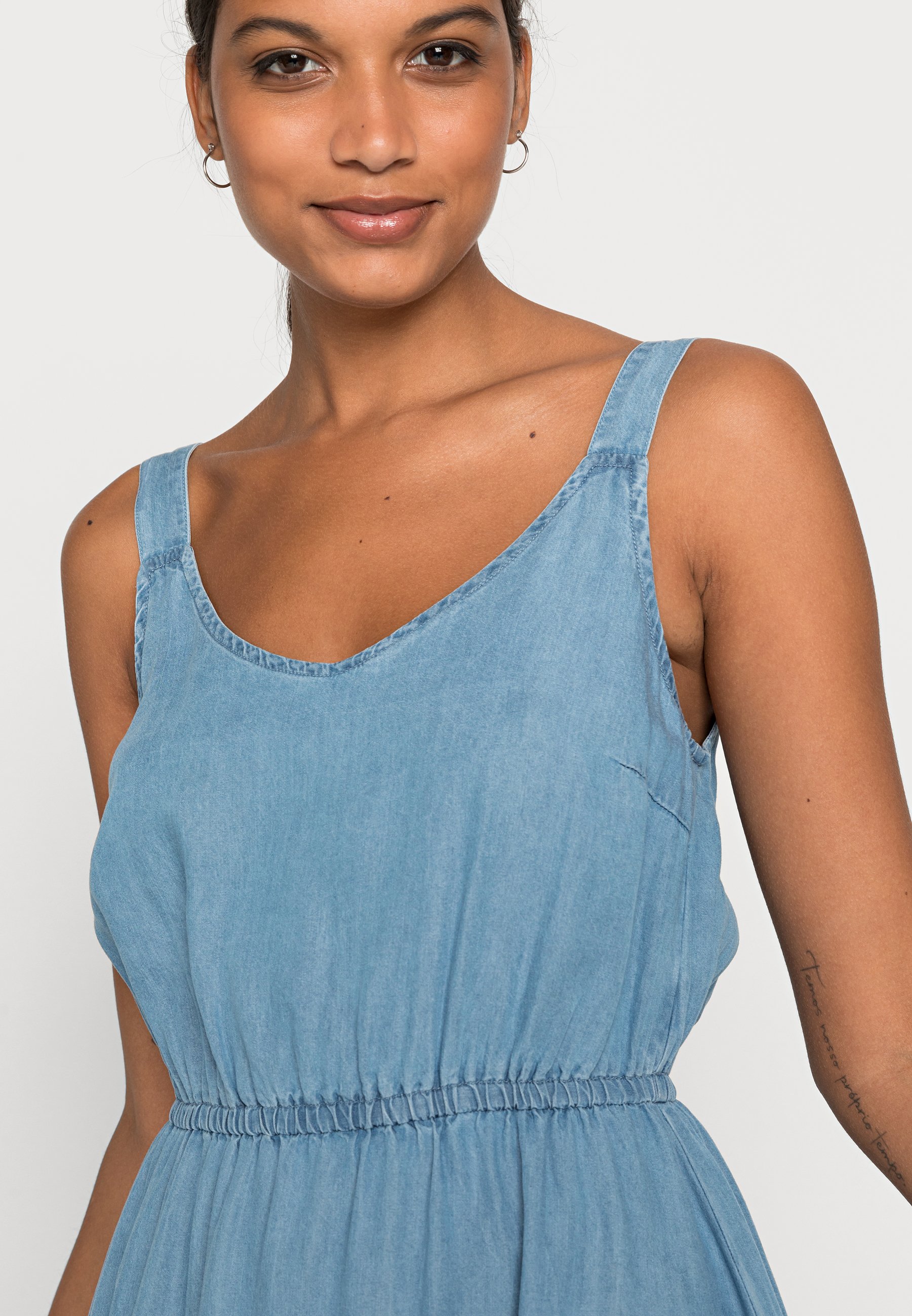 ONLY ONLPEMA CARMEN DRESS - Jeanskleid - medium blue denim/light-blue denim  - Zalando.de