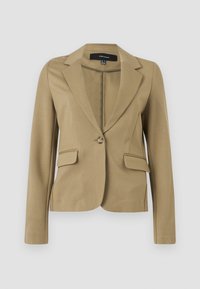 Blazer beige sur mesure à manches longues, col à revers, fermeture à un bouton et deux poches à rabat, présenté sur un fond uni.