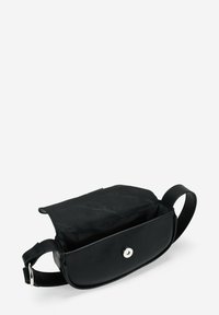 Bolso de cuero negro con un diseño suave y estructurado. Cuenta con un cierre de solapa y una correa ajustable. El interior tiene un forro suave con detalles de marca.