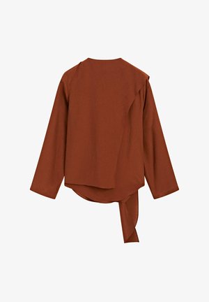 Chemise marron à manches longues avec un col haut, un dos asymétrique et un détail noué sur le côté gauche. Fabriquée à partir d'un tissu doux et texturé.