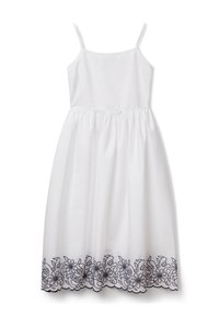 Weißes Baumwollkleid mit dünnen Trägern, geraffter Taille, fließendem Rock und filigraner schwarzer Blumenstickerei am Saum.
