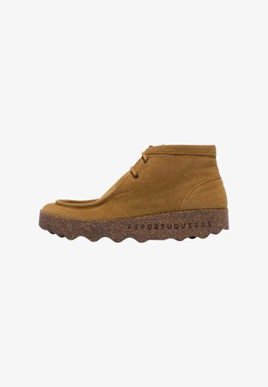 Brauner Wildleder-Stiefel mit Schnürung vorne, dicker strukturierter Sohle und dem Markennamen "ASPORTUGUESAS" seitlich auf der Sohle geprägt.