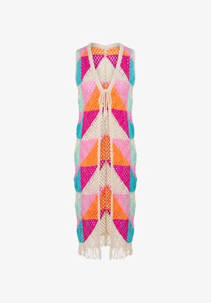 Mouwloos gehaakt vestje met strik aan de voorkant, met meerkleurige driehoekige patches in roze, oranje, blauw en crème met franjes aan de zoom.