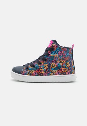 Sneaker alte con un tessuto a motivo blu navy, design nei colori neon, lacci neri e una suola di gomma bianca, con un accento rosa sul tallone.